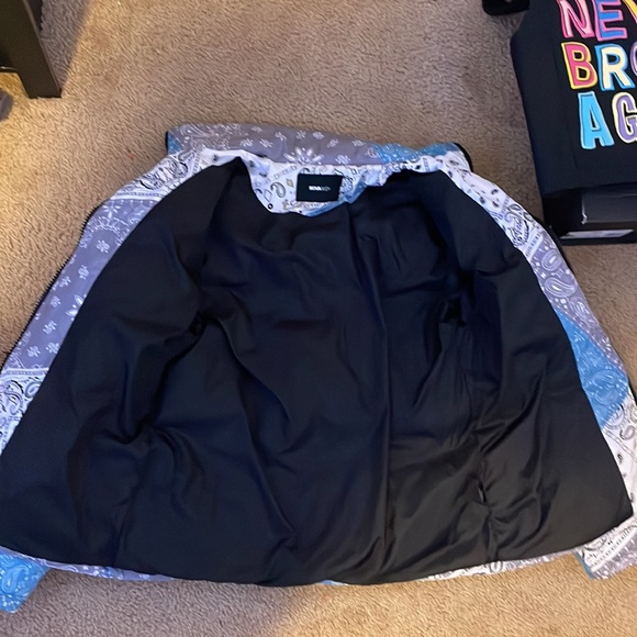 Blue bandana puffer jacket - Picture 2 of 3